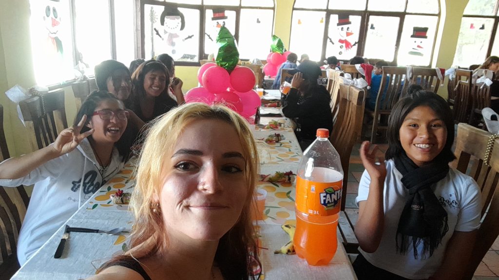 Anna beim gemeinsamen Essen mit Kindern in La Paz